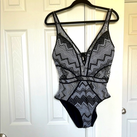 BECCA Other - Black and White Patterned Women's swimsuit
